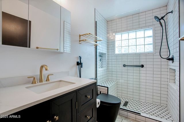 2035 W DENTON Lane, Phoenix, AZ 85015