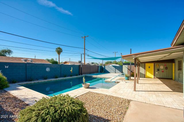 2035 W DENTON Lane, Phoenix, AZ 85015