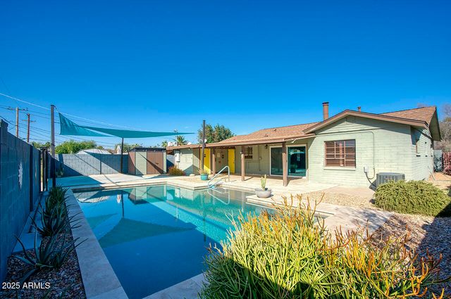 2035 W DENTON Lane, Phoenix, AZ 85015