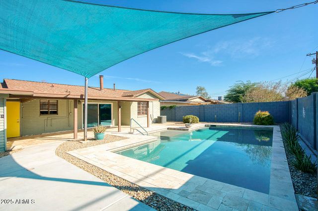 2035 W DENTON Lane, Phoenix, AZ 85015