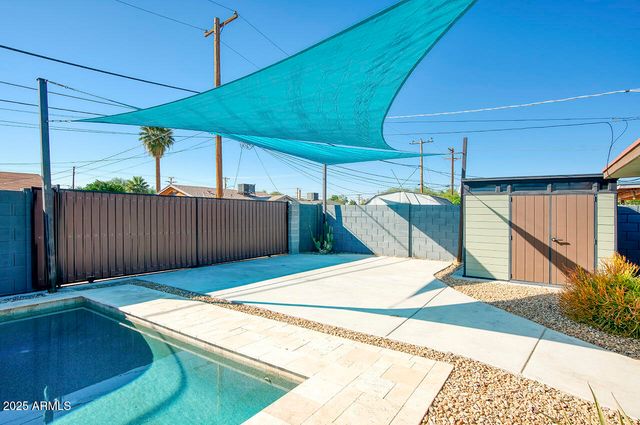 2035 W DENTON Lane, Phoenix, AZ 85015