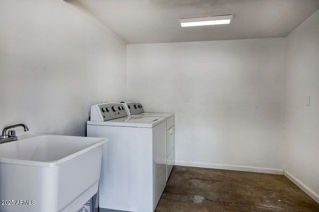 2035 W DENTON Lane, Phoenix, AZ 85015