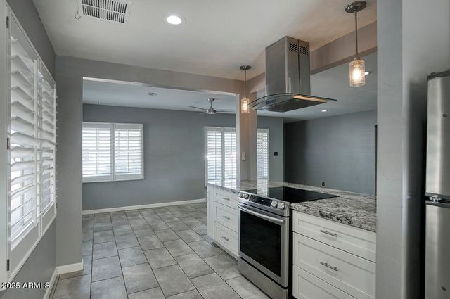 2035 W DENTON Lane, Phoenix, AZ 85015