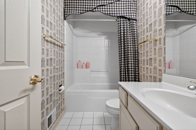 2072 Inverness Drive, Vernon Hills, IL 60061