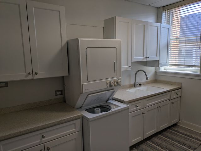103 E 1st Street 2n, Elmhurst, IL 60126
