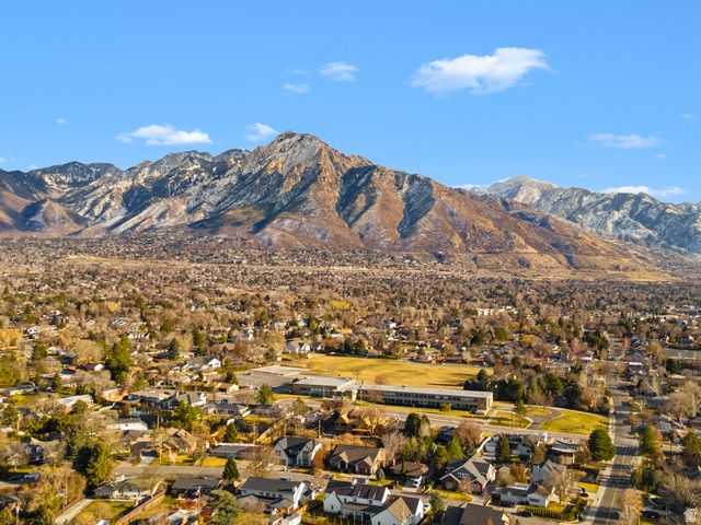 1975 E GUNDERSON LN, Holladay, UT 84124