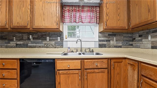 111 Matthew Avenue, Poca, WV 25159