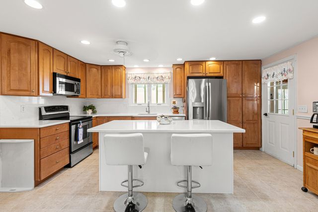 7 Hopi Drive, Nashua, NH 03063