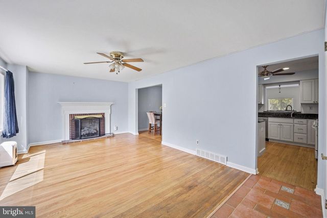 8 LOCUST DR, Malvern, PA 19355