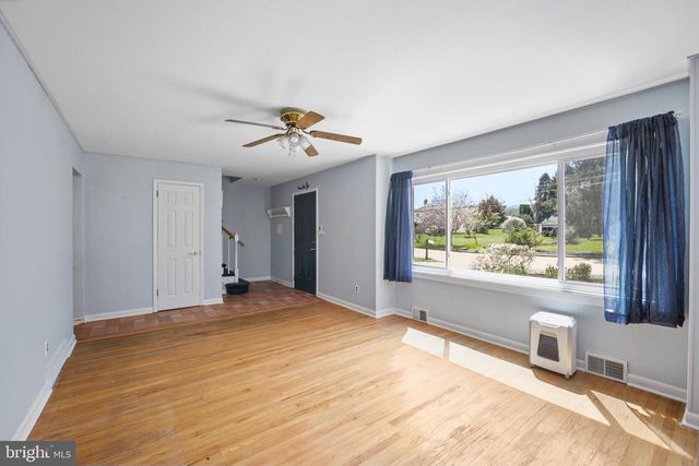 8 LOCUST DR, Malvern, PA 19355