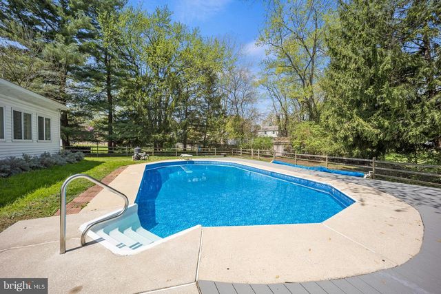 8 LOCUST DR, Malvern, PA 19355