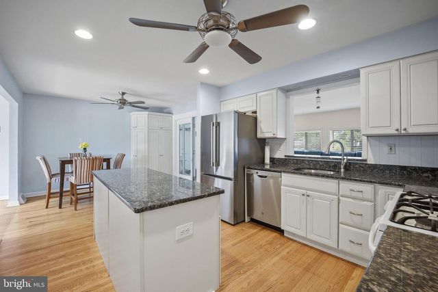 8 LOCUST DR, Malvern, PA 19355