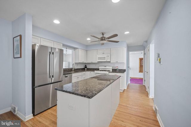 8 LOCUST DR, Malvern, PA 19355