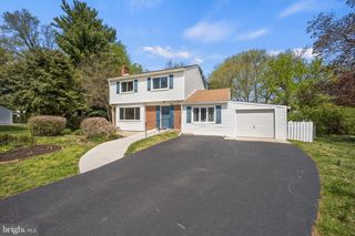 8 LOCUST DR, Malvern, PA 19355