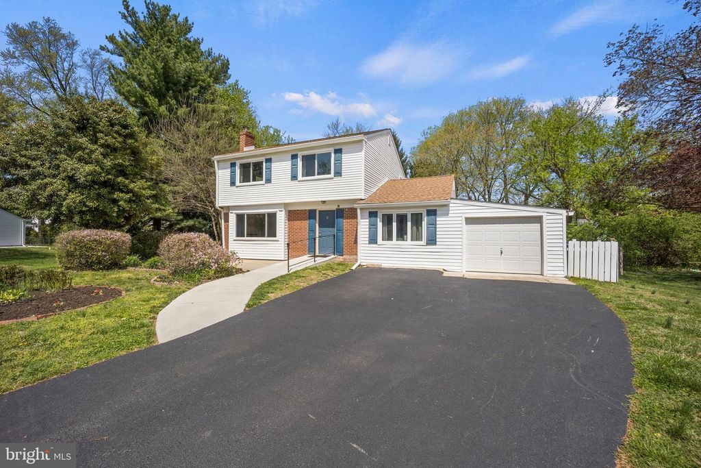 8 LOCUST DR, Malvern, PA 19355