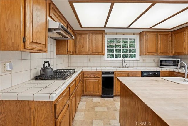 2037 S Capella Court, Costa Mesa, CA 92626