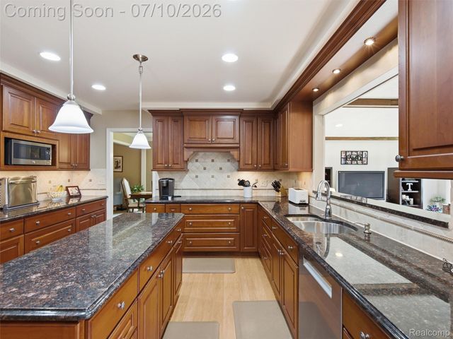 28854 Eton Glen, Farmington Hills, MI 48331