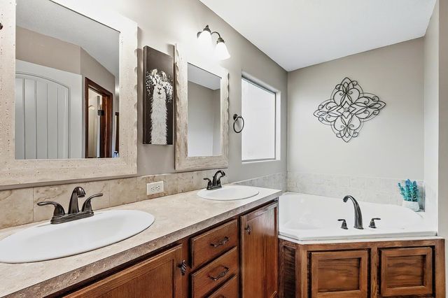 14214 W Willoughby Cir, Wichita, KS 67235