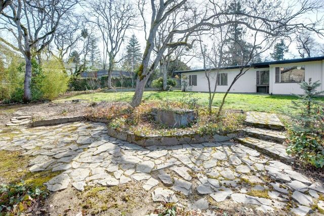 211 S Groveland Avenue, Medford, OR 97504