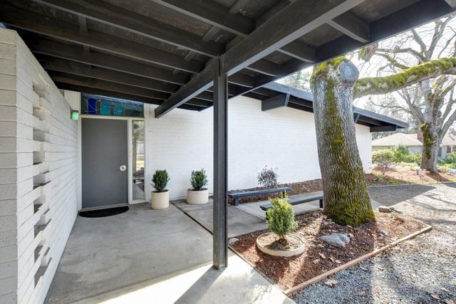 211 S Groveland Avenue, Medford, OR 97504