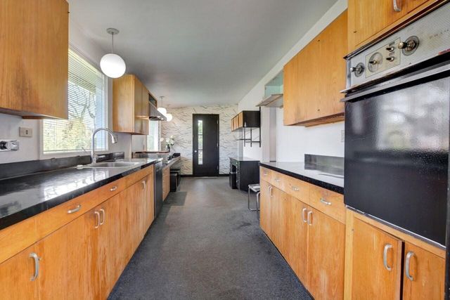 211 S Groveland Avenue, Medford, OR 97504