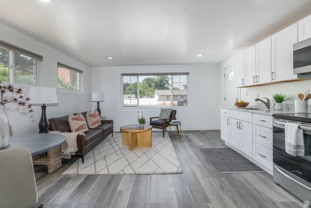 6915 S BROOKHILL DR, Cottonwood Heights, UT 84121