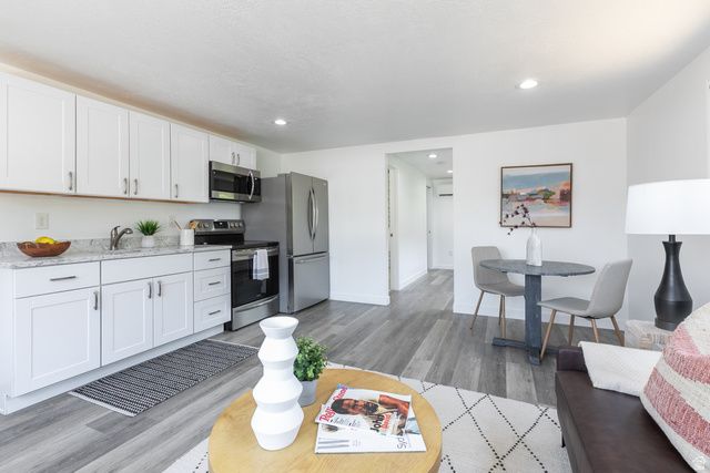 6915 S BROOKHILL DR, Cottonwood Heights, UT 84121