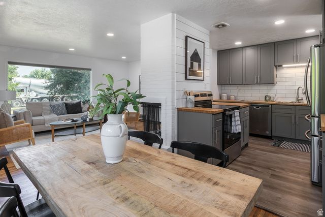 6915 S BROOKHILL DR, Cottonwood Heights, UT 84121