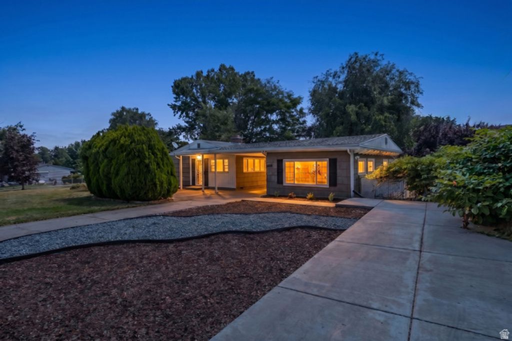 6915 S BROOKHILL DR, Cottonwood Heights, UT 84121
