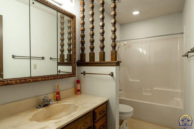 6220 NE Kincaid RD, Topeka, KS 66617