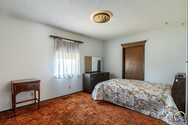 6220 NE Kincaid RD, Topeka, KS 66617