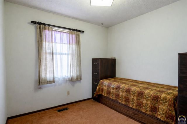 6220 NE Kincaid RD, Topeka, KS 66617