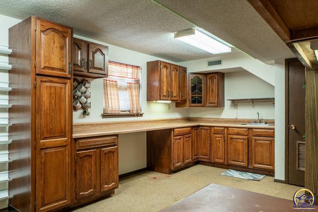 6220 NE Kincaid RD, Topeka, KS 66617