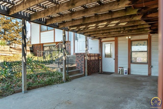 6220 NE Kincaid RD, Topeka, KS 66617