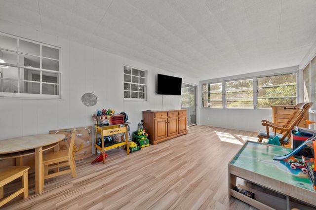 18 Thompson Ln, Lynn, MA 01904