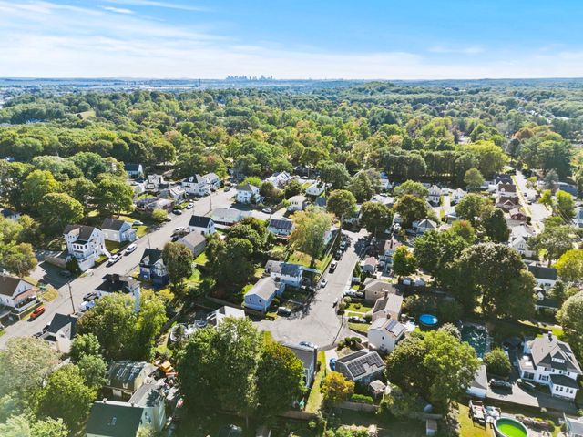 18 Thompson Ln, Lynn, MA 01904
