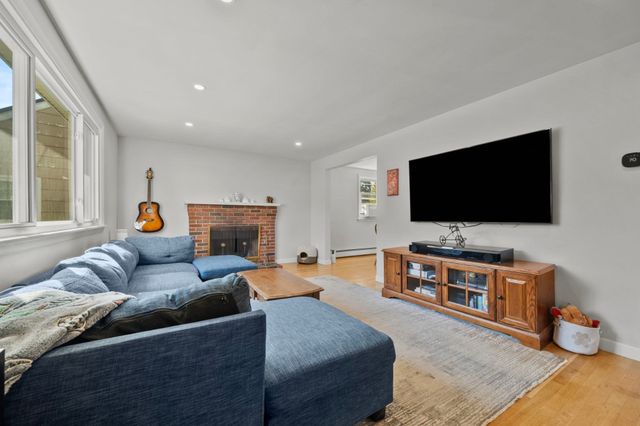 18 Thompson Ln, Lynn, MA 01904