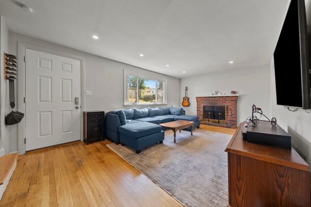18 Thompson Ln, Lynn, MA 01904