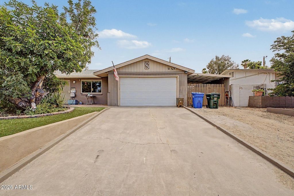 2207 E ACOMA Drive, Phoenix, AZ 85022