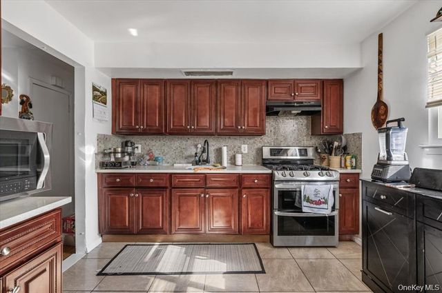 22 Hudson Place, Hempstead, NY 11550