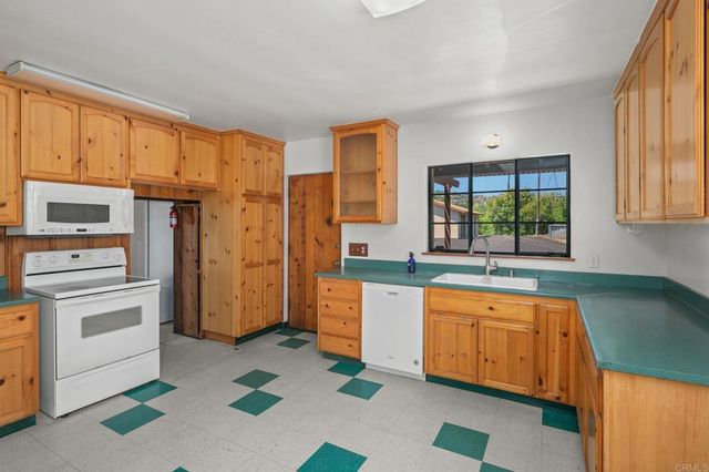 14038 San Pasqual Valley Road, Escondido, CA 92027