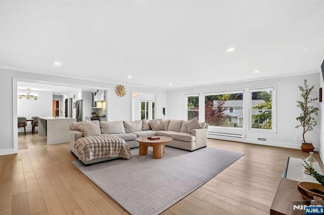 10 Lancaster Court, Cresskill, NJ 07626
