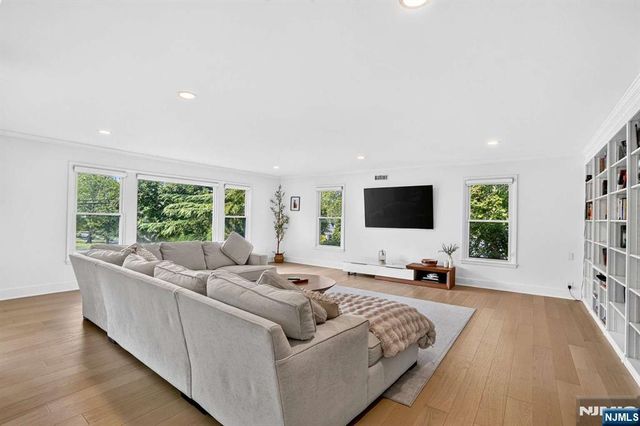 10 Lancaster Court, Cresskill, NJ 07626