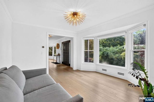 10 Lancaster Court, Cresskill, NJ 07626