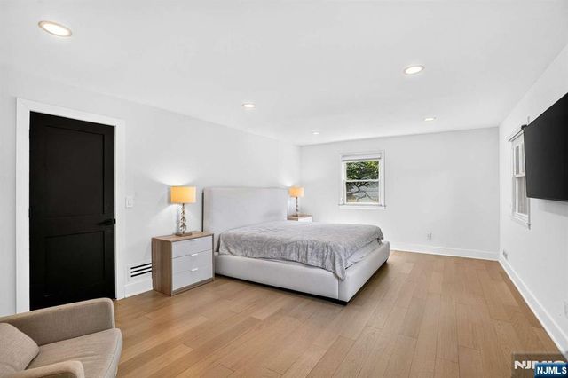 10 Lancaster Court, Cresskill, NJ 07626