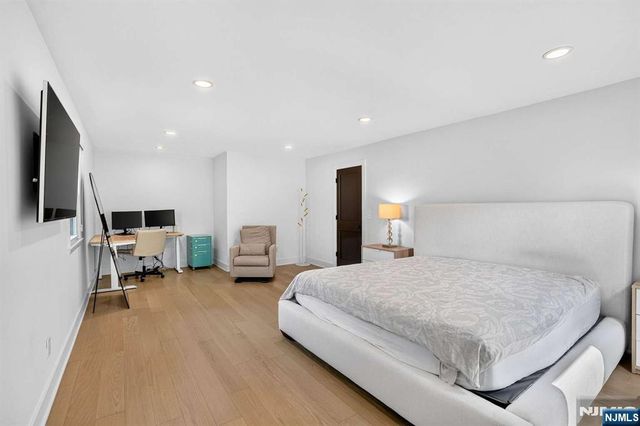 10 Lancaster Court, Cresskill, NJ 07626
