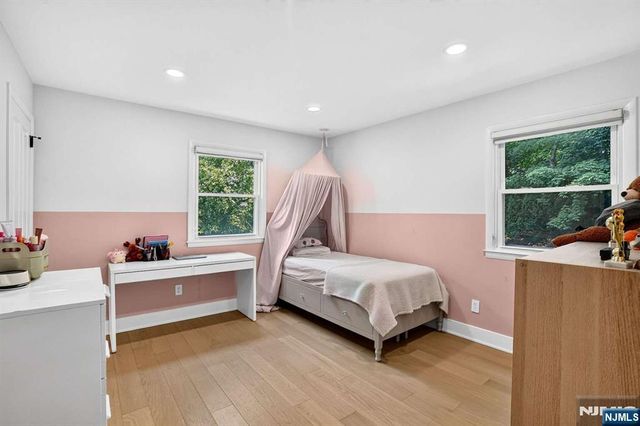10 Lancaster Court, Cresskill, NJ 07626