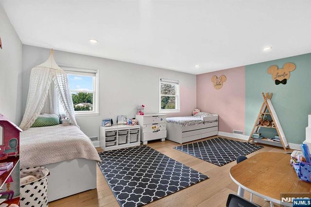 10 Lancaster Court, Cresskill, NJ 07626