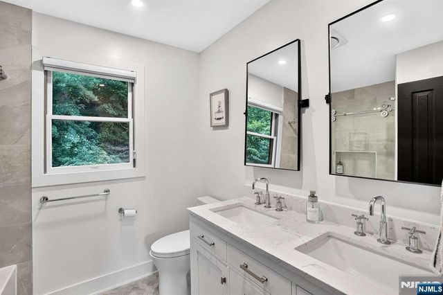10 Lancaster Court, Cresskill, NJ 07626