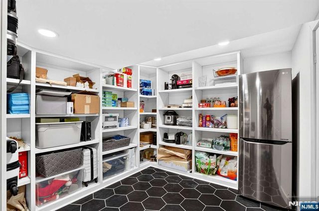 10 Lancaster Court, Cresskill, NJ 07626